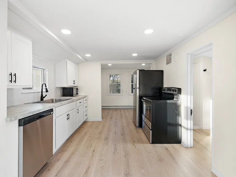 115 E Savidge St — Photo 15