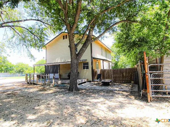 1124 E Kingsbury St #B, Seguin, TX 78155