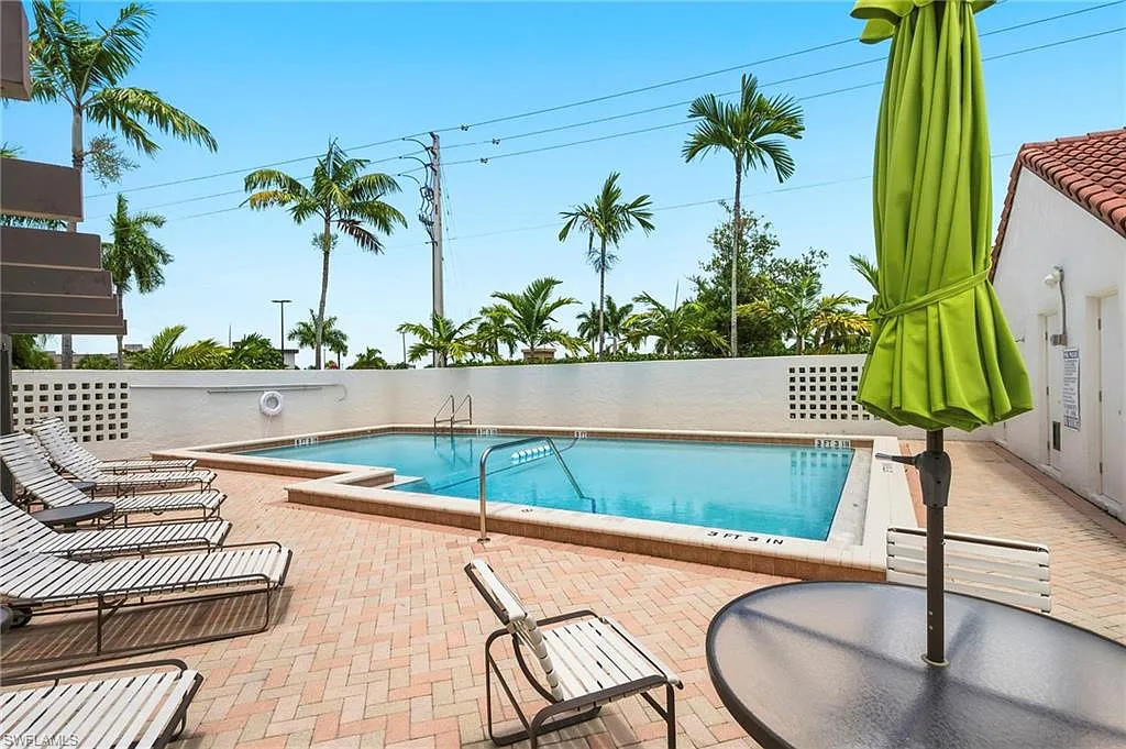 4 bed, 3.0 bath, 2000 sqft, $10,000 — Photo 2