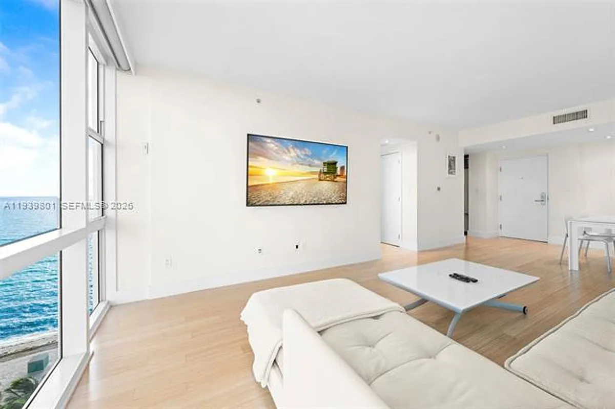 Building Photo - 6801 Collins Avenue Cu #1409