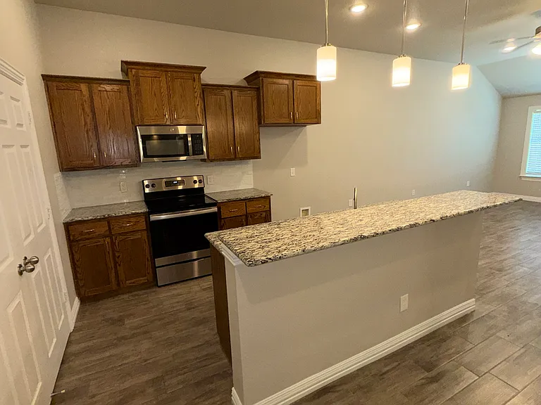 826 United Dr — Photo 3