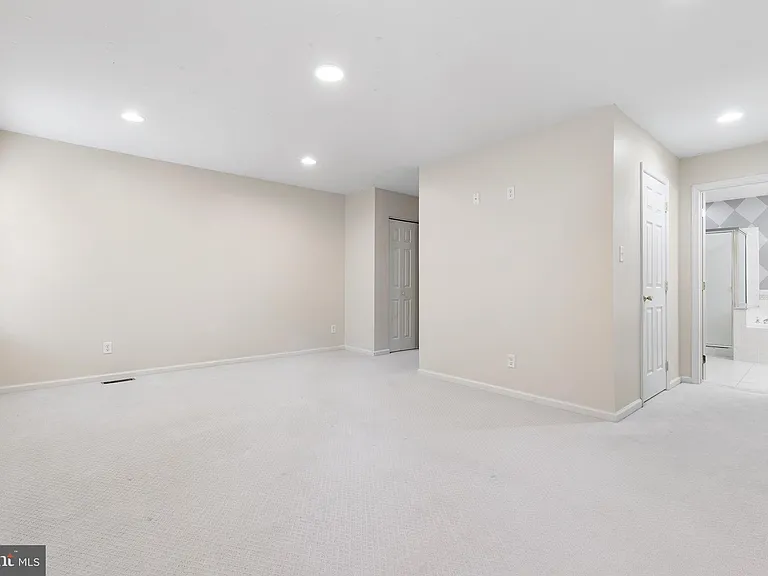 271 Yorktown Ct — Photo 23