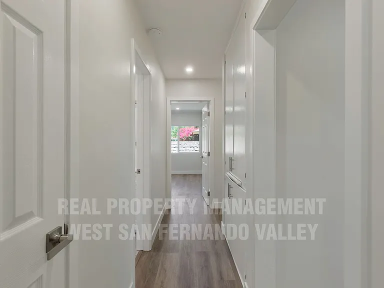 9801 Columbus Ave — Photo 35