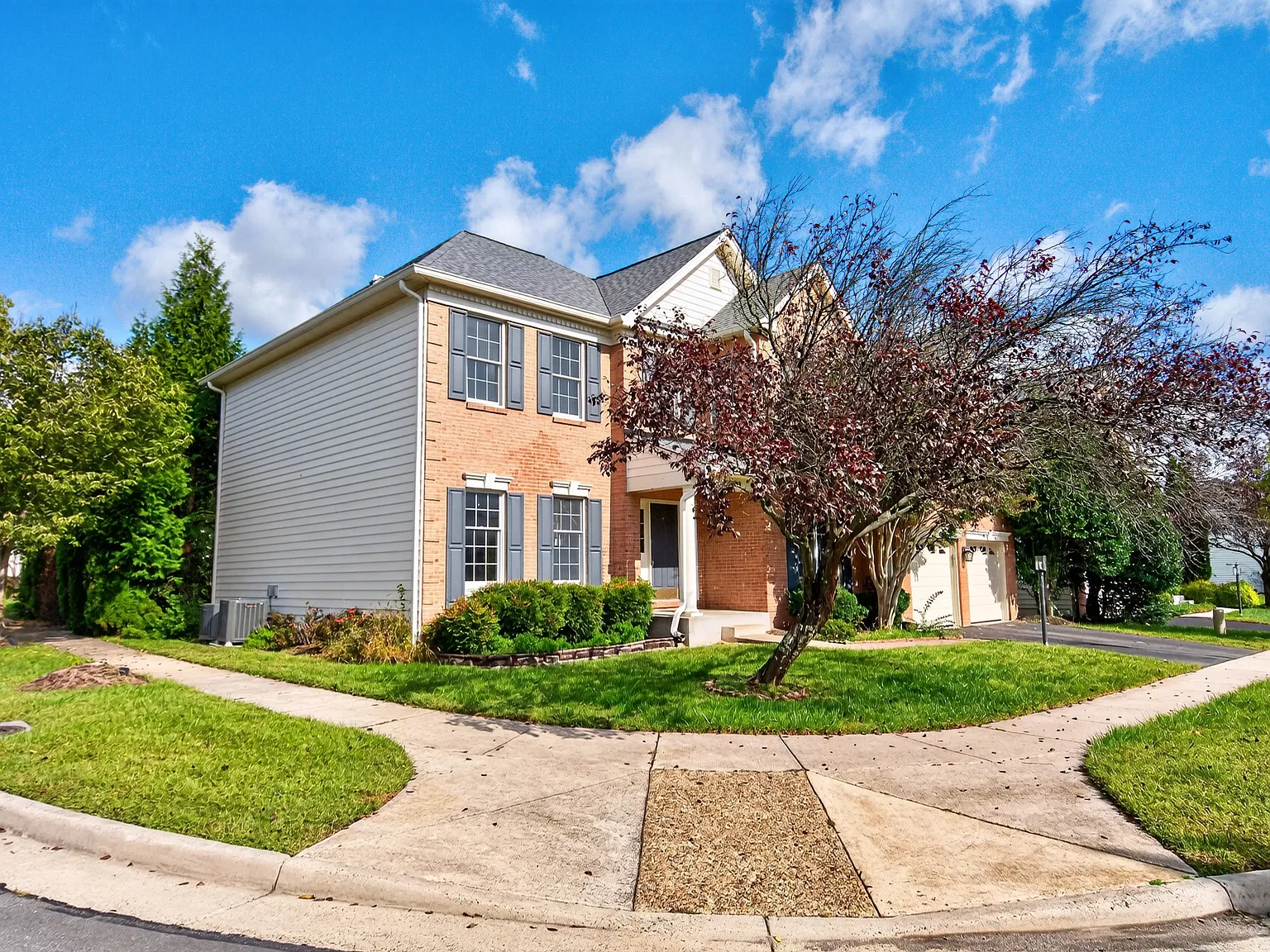4 bed, 4.5 bath, 5000 sqft, $5,000 — Photo 2