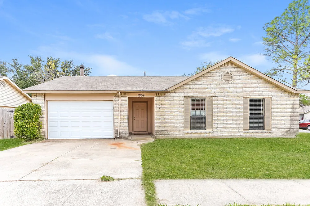 3 bed, 2.0 bath, 1417 sqft, $2,010 — Photo 1