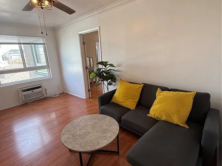 10900 Blix St #14 — Photo 4