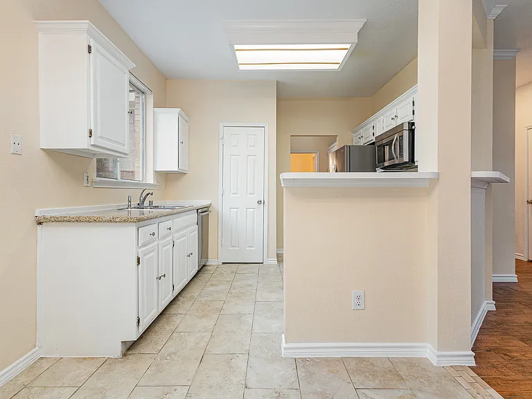 704 White Oak St — Photo 5