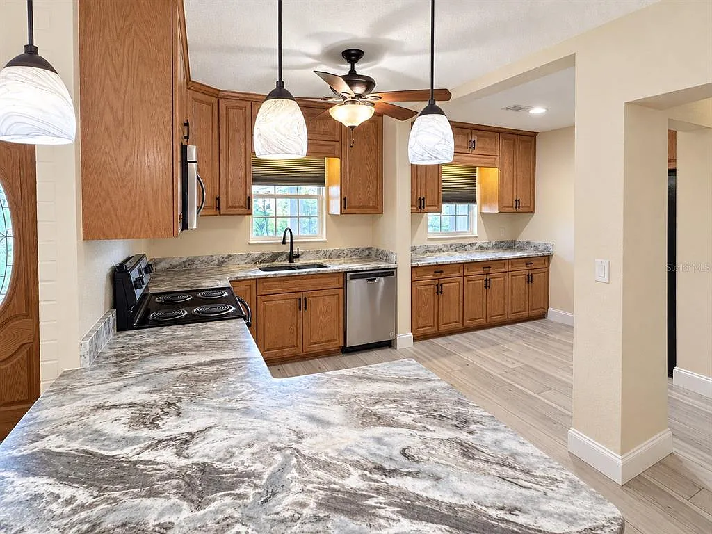3 bed, 2.0 bath, 2083 sqft, $3,000 — Photo 3