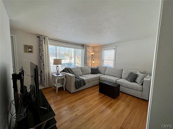 4th image of 108 Kendall Dr E