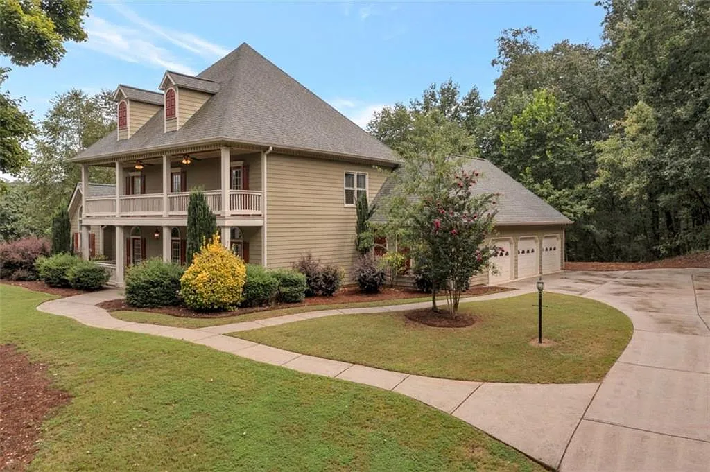 4 bed, 2.5 bath, $9,995 — Photo 3