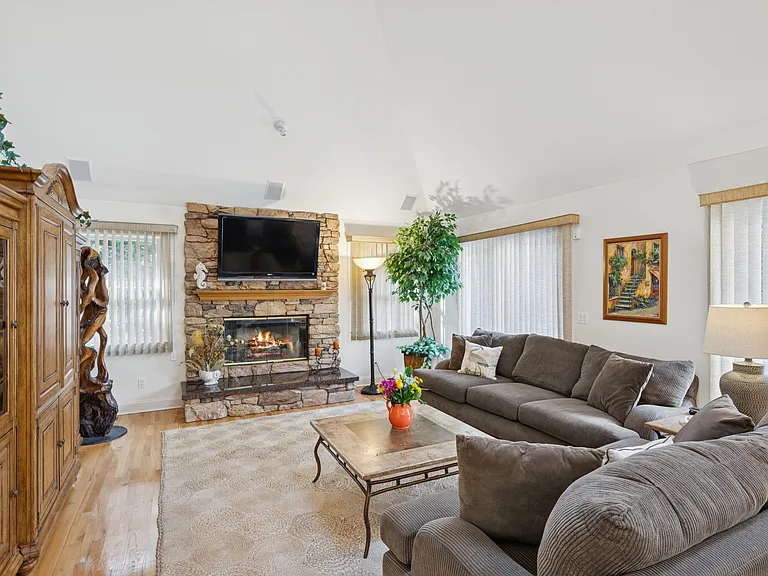 126 Malloy Dr — Photo 12