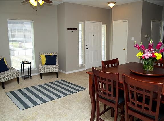 4th image of 828 Lionel Way