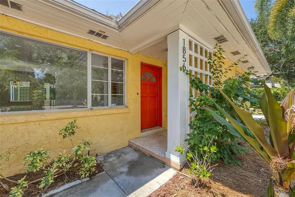3 bed, 2.0 bath, 1377 sqft, $4,000 — Photo 4