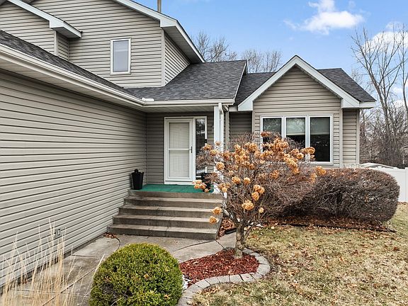 3rd image of 553 Hawthorn Rd