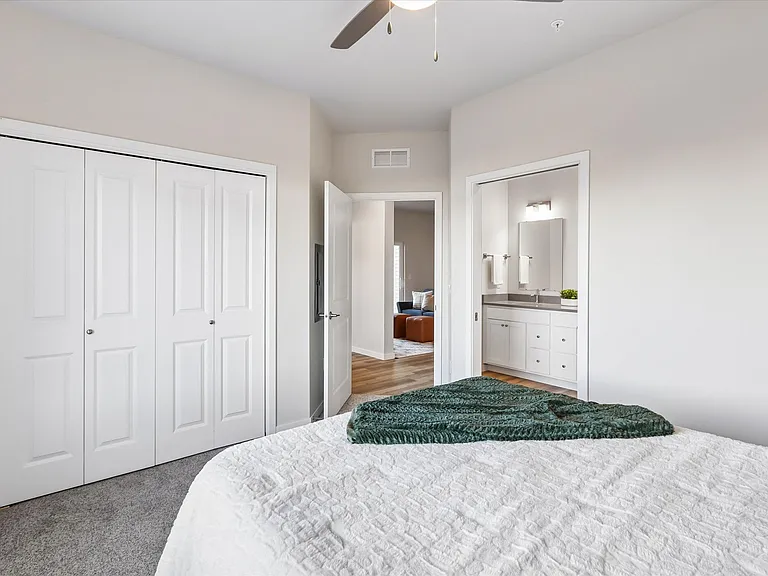 1735 N Jones Blvd — Photo 12