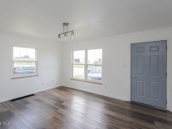4th image of 1318 E Manhattan Blvd
