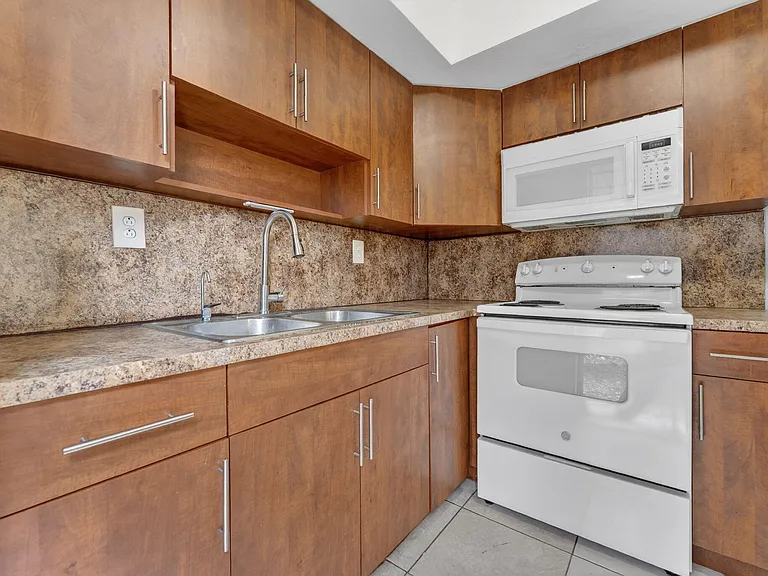 540 NE 58th St #1-2 — Photo 9