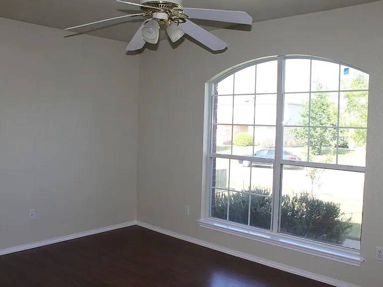 1009 Clayton Dr — Photo 2
