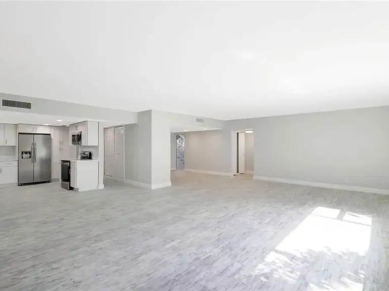2505 Bay Dr — Photo 9