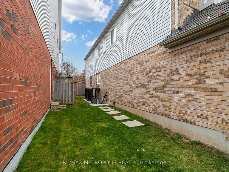 33 Tweedie Cres #BASEMENT — Photo 3