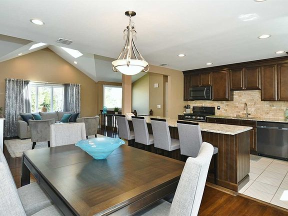 3rd image of 38 Sandy Hollow Dr