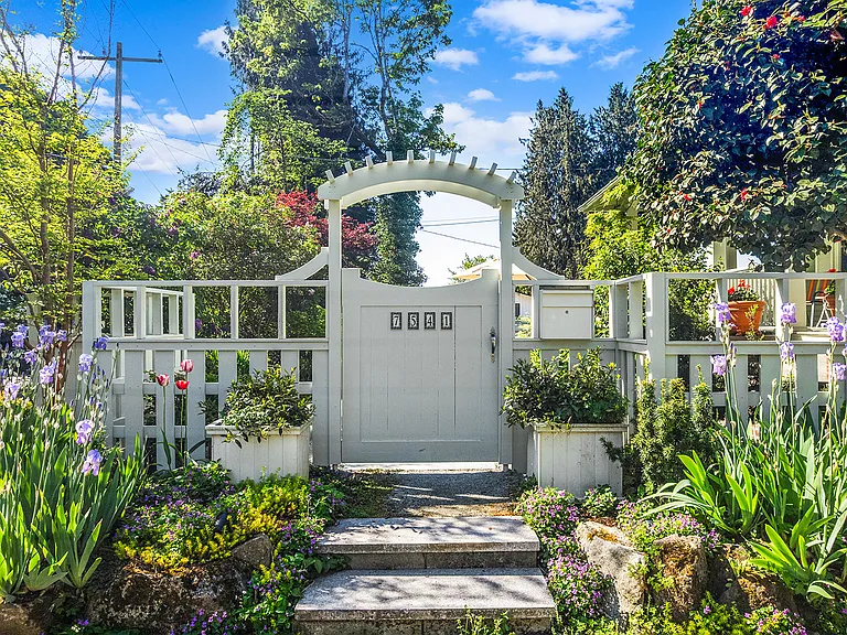 7541 Seward Park Ave S — Photo 1