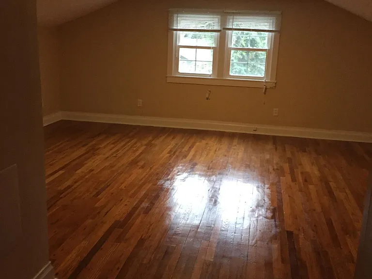 bedroom floor space 15'x15'