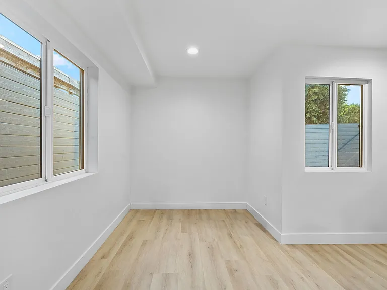 1029 Lord St — Photo 15