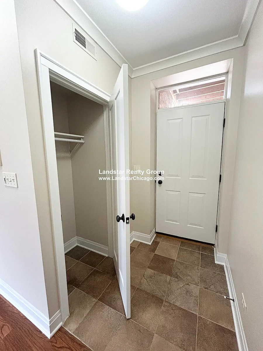 Building Photo - 2704 W Ainslie St #3