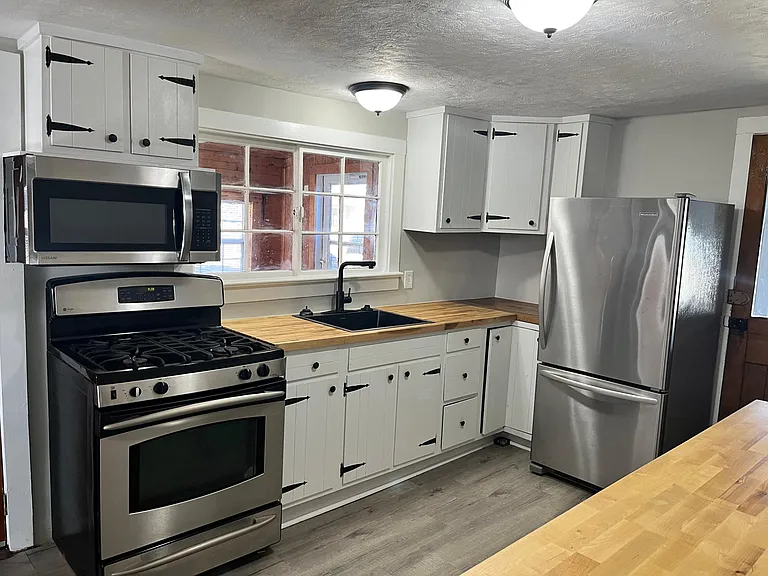 40 E Maple St — Photo 2