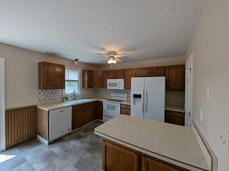 1816 Lakeside Dr — Photo 5