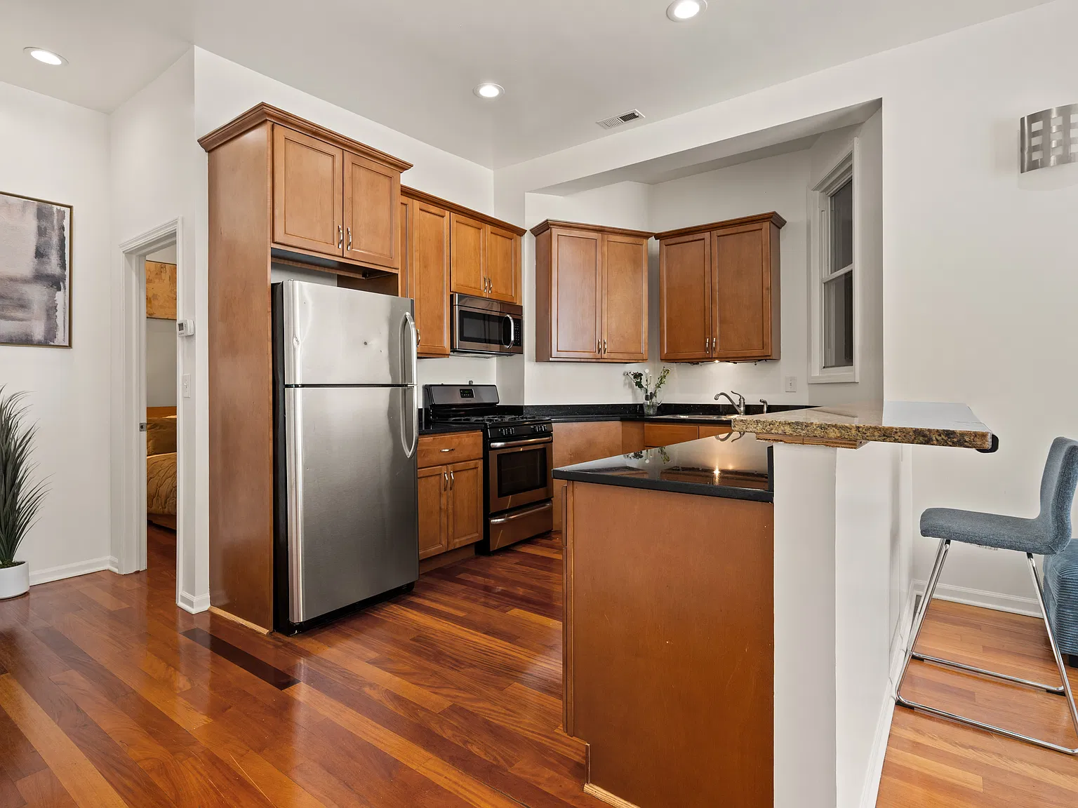 902 W Newport Ave — Photo 4