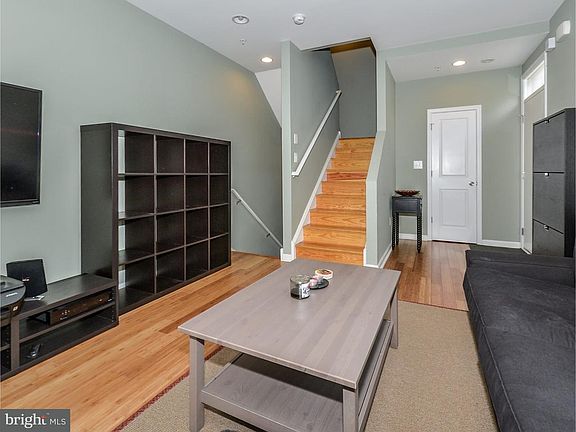 4th image of 2221 Coral St #A