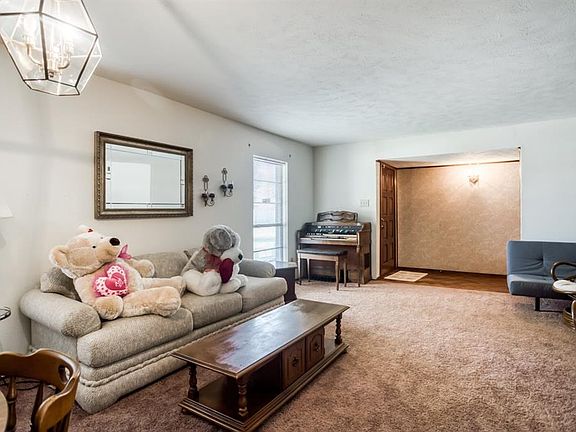 4th image of 917 Grand Teton Dr