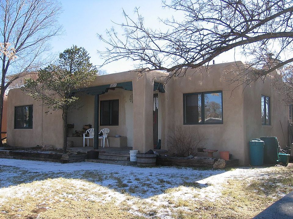 Covered front porch w/Banco