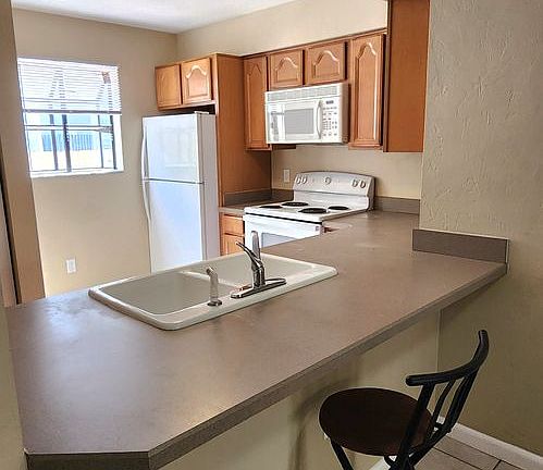 4th image of 2202 SW 39th Dr