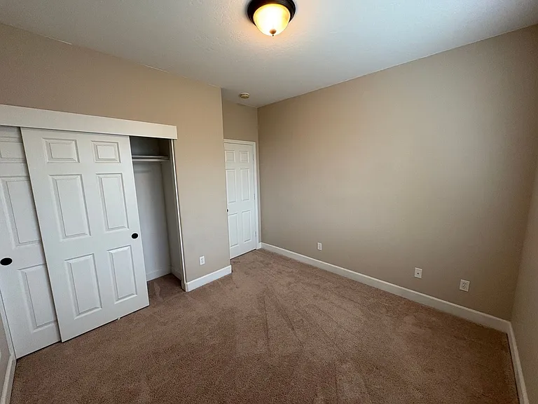 3116 W Buena Vista Ave — Photo 40