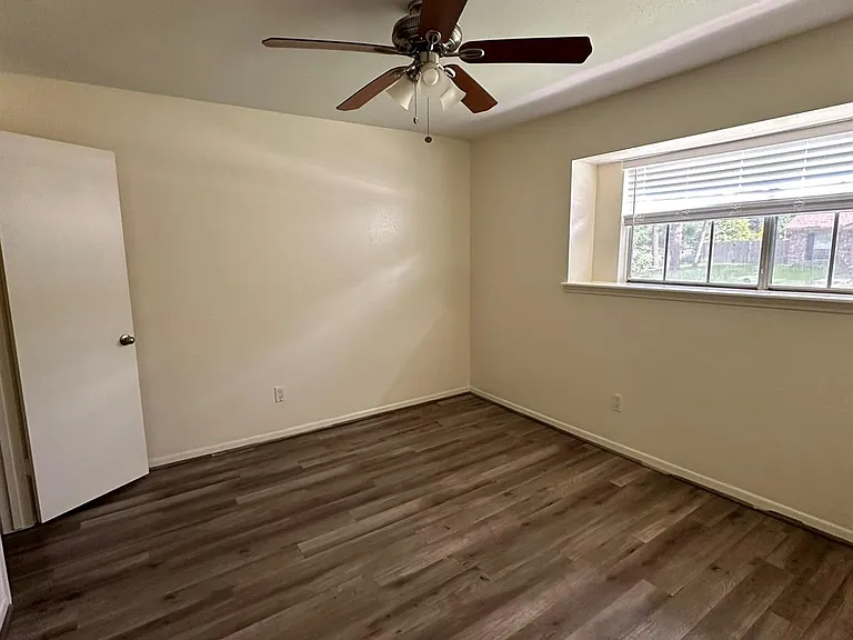 11702 Brighton Ln — Photo 9