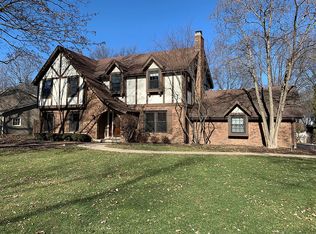 2S541 Seneca Dr, Wheaton, IL 60189
