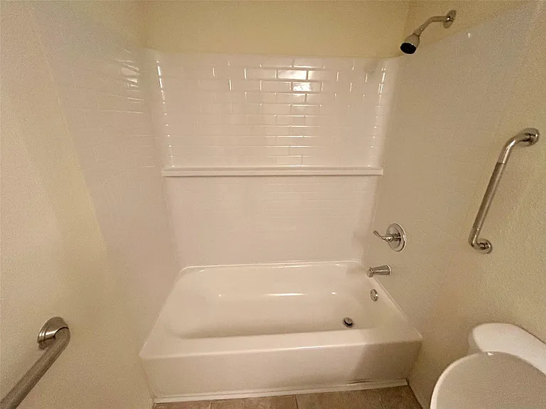 2456 Country Club Dr — Photo 28