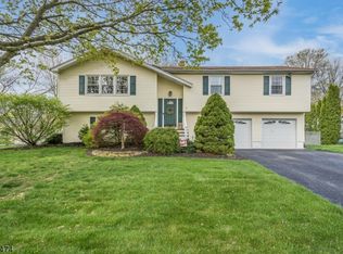 17 Raleigh Ct, Phillipsburg, NJ 08865