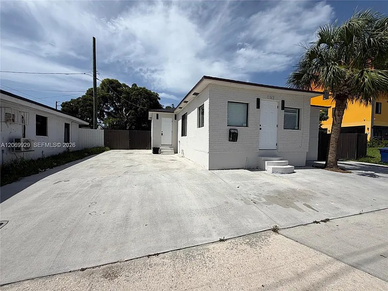 107 W Pembroke Rd — Photo 2