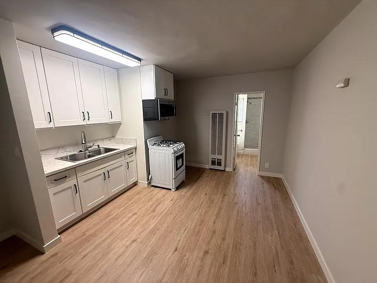 15210 Roscoe — Photo 8