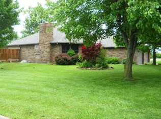 1013 E Kirkwood Dr, Aurora, MO 65605