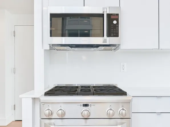 160 Riverside Boulevard image 9 of 18