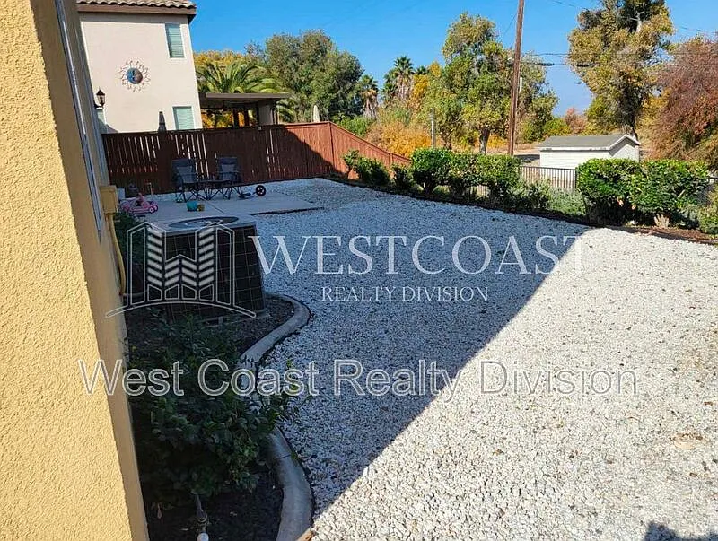 3 bed, 3.0 bath, 2300 sqft, $3,000 — Photo 2