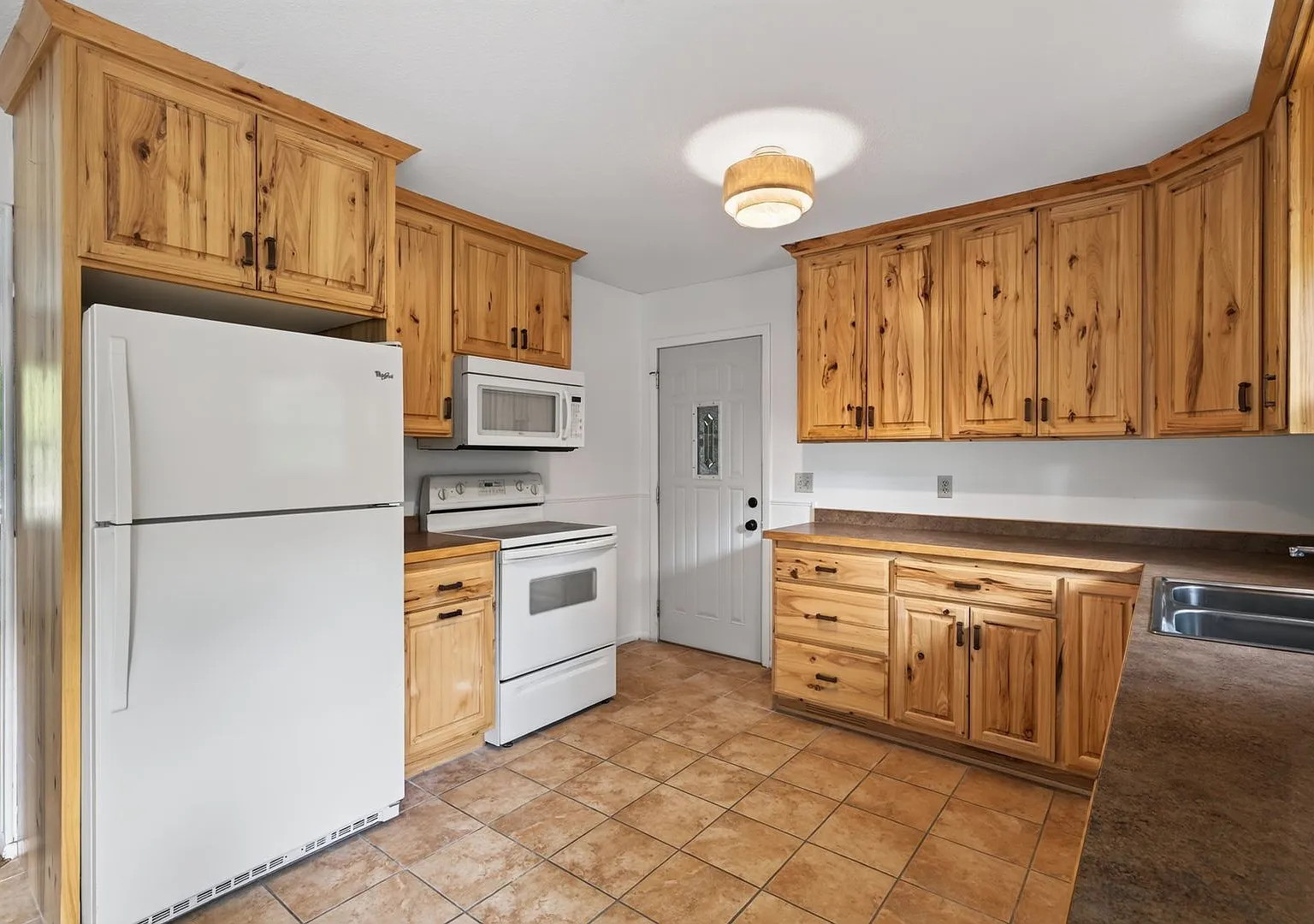 4-bedroom, 2-bathroom rambler nestled in the neighborhood of Baxter. — Photo 1