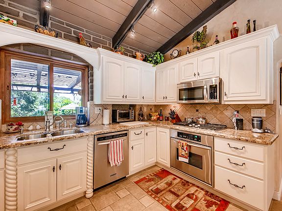 4th image of 1050 Park Hill Ln