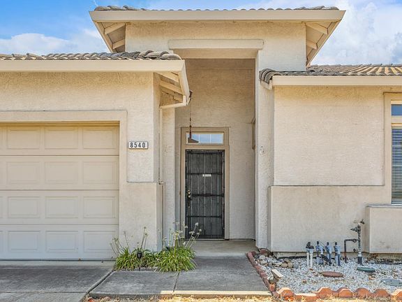 3rd image of 8540 Zinnia Way