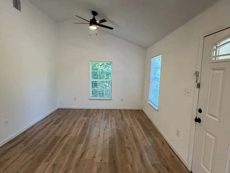 2123 Burnett Ave — Photo 9